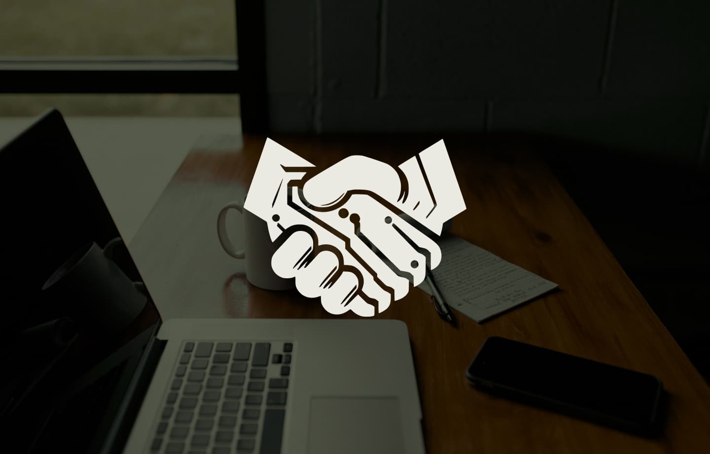 فريق الوجهة المثلى أثناء العمل على تطوير الحلول التقنية